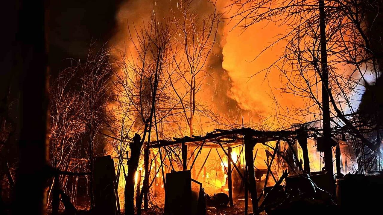 Düzce'de Ardiye Yangını 2 Katlı Eve Sıçramadan Söndürüldü