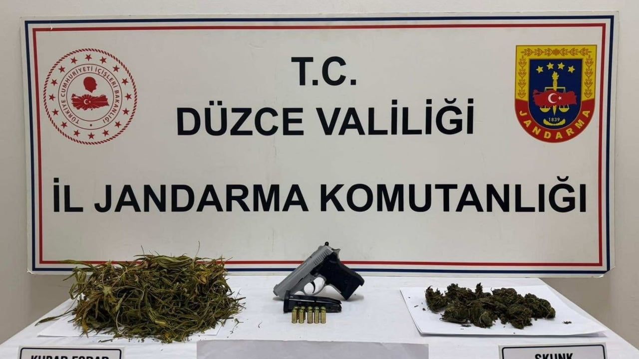 Düzce'de Çatıda Kenevir Bahçesi Kurdu: Jandarma Operasyonunda Çok Sayıda Uyuşturucu ve Silah Ele Geçirildi