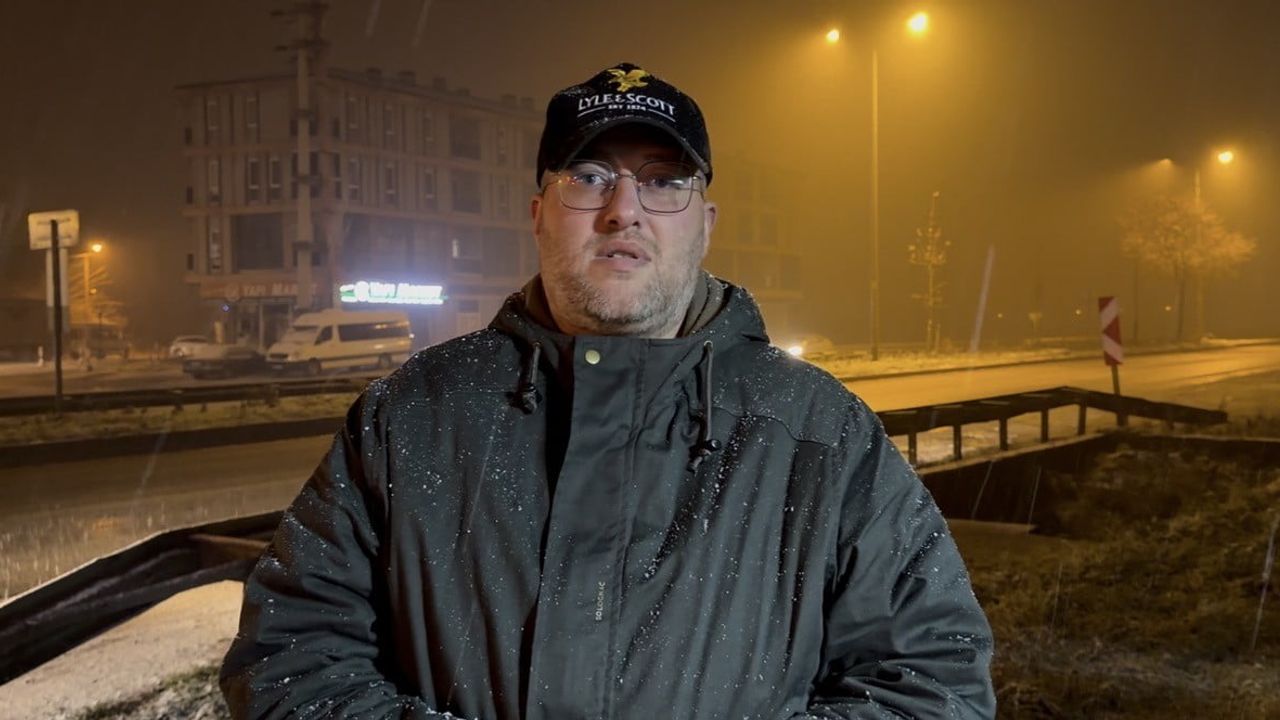 Düzce'de Gazeteciler Kar Altındaki Sokak Hayvanlarına Mama Dağıttı