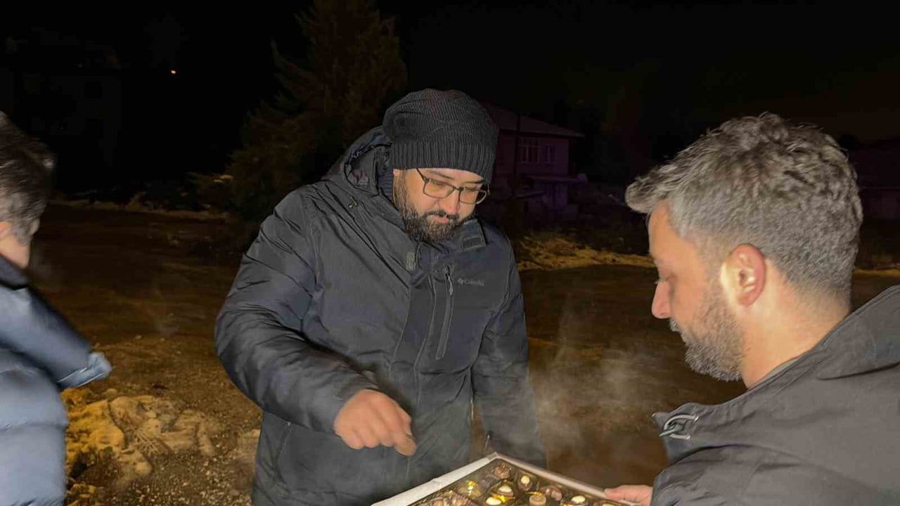 Düzce'de Gazetecilerden Polislere Yeni Yıl Sürprizi: Çikolata İkramı