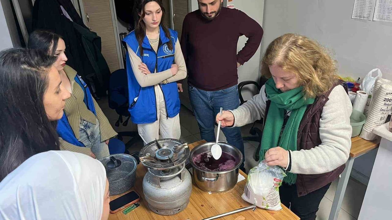 Düzce'de Gençler Pepeçura Yaptı — Yöresel Lezzetler Atölyesi'nde Gürcü Tatlısı