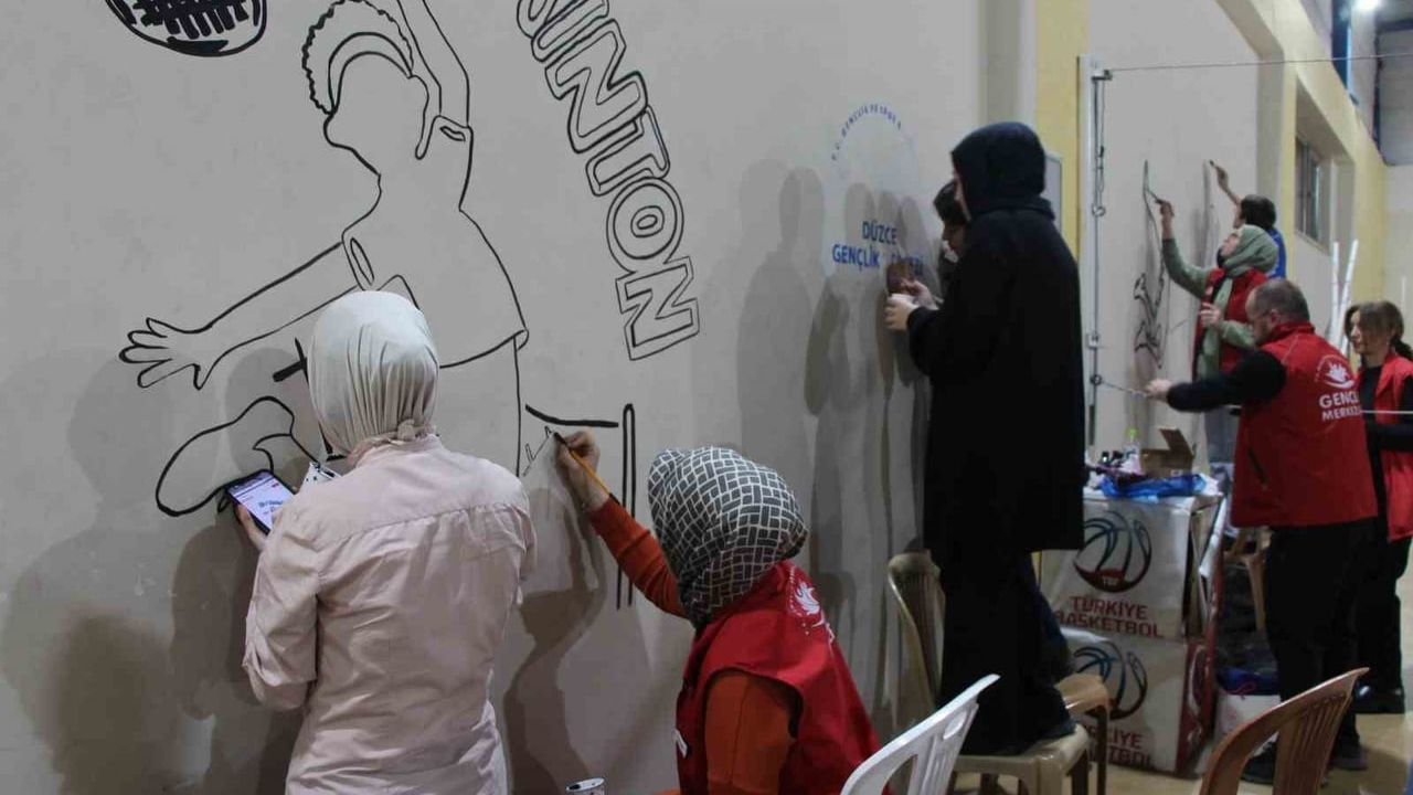 Düzce'de Gençlik Kış Kulübü Duvarları Renklerle Donattı