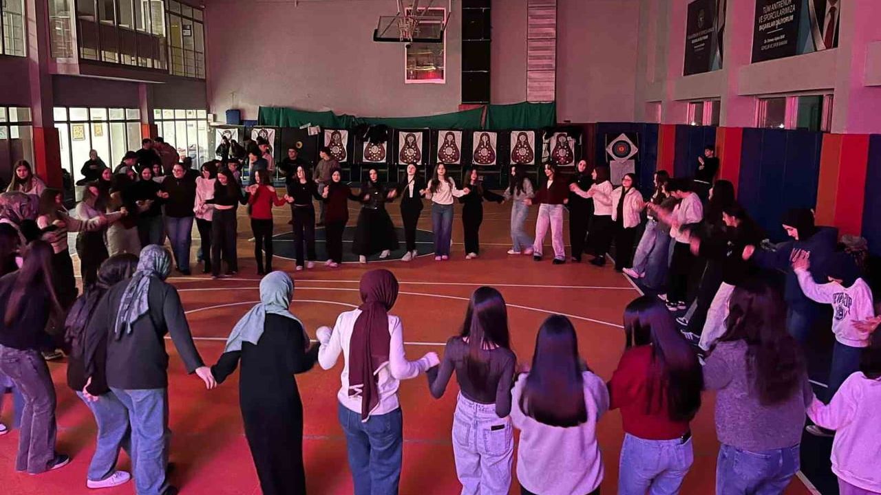 Düzce'de Gençlik Kış Kulübü Konseri: Gençler Müzikle Buluştu