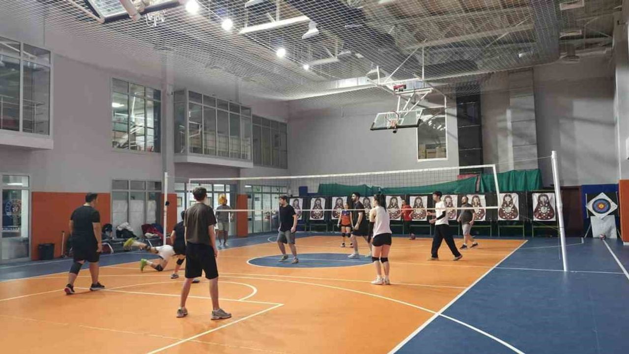 Düzce'de Gençlik Kış Kulübü Voleybol Etkinliği: Gençler Sahada