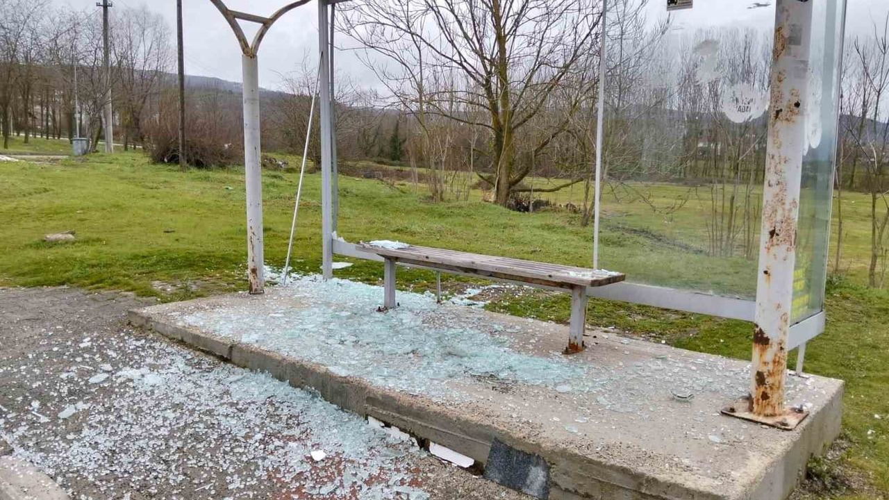 Düzce'de Huzurevi Önündeki Otobüs Durağı Camları Kırıldı