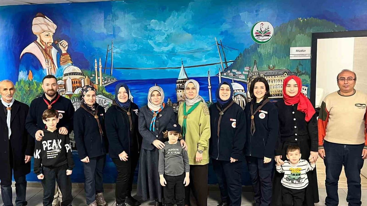 Düzce'de İzcilere Destek: İl Milli Eğitim Müdürü Gülşen Özer Fatih İlkokulu'nu Ziyaret Etti