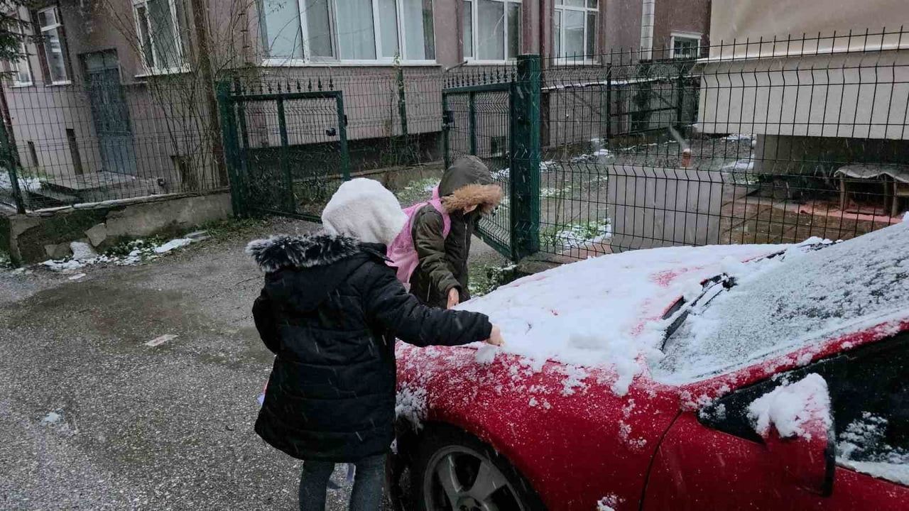 Düzce'de Kar Sürprizi: Kent Beyaza Büründü