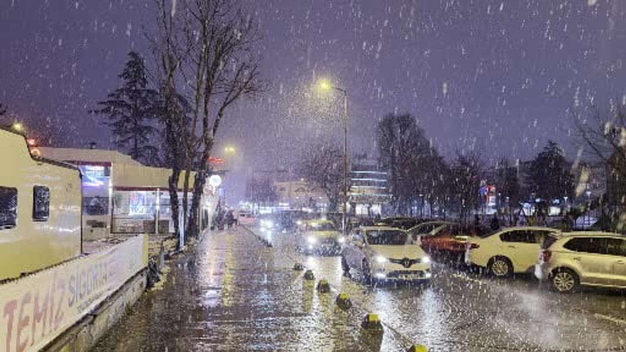 Düzce'de Kar Yağışı Etkili: Kent Beyaza Büründü