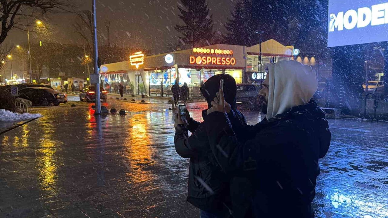 Düzce'de Kar Yağışı Kenti Beyaza Bürüdü