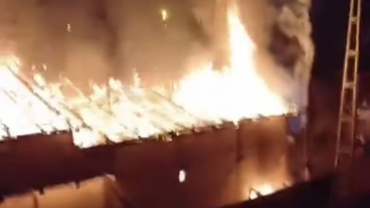 Düzce'de Mobilya Atölyesi Küle Döndü — Elektrik Direği Patlaması İddiası