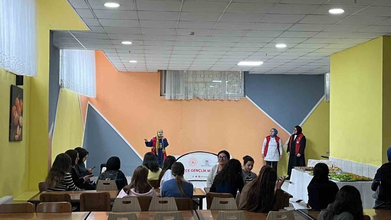 Düzce'de Necla Pekolcay Yurdu'nda Gençlik Merkezi Faaliyetleri Tanıtıldı