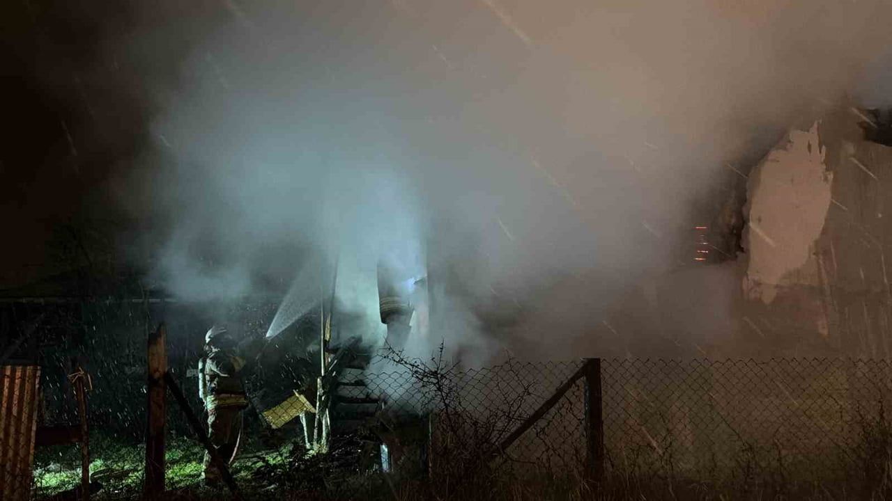 Düzce'de Polis Yangını Fark Edip Ahır ve Evi Kurtardı