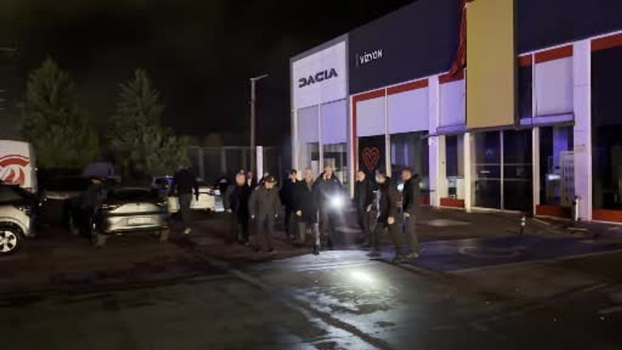 Düzce'de Strafor Fabrika Yangını: D-100 Kapandı, Rüzgar Müdahaleyi Zorlaştırıyor