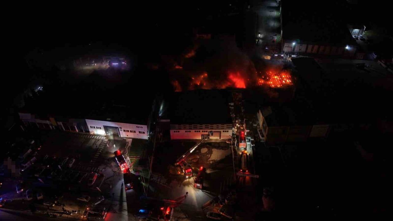 Düzce'de Strafor Fabrika Yangını Havadan Dronla Görüntülendi