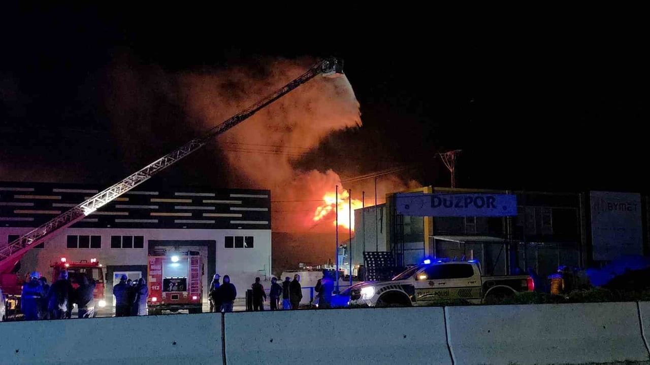 Düzce'de Strafor Fabrikası Yangını: D-100 Karayolu Trafiğe Kapandı