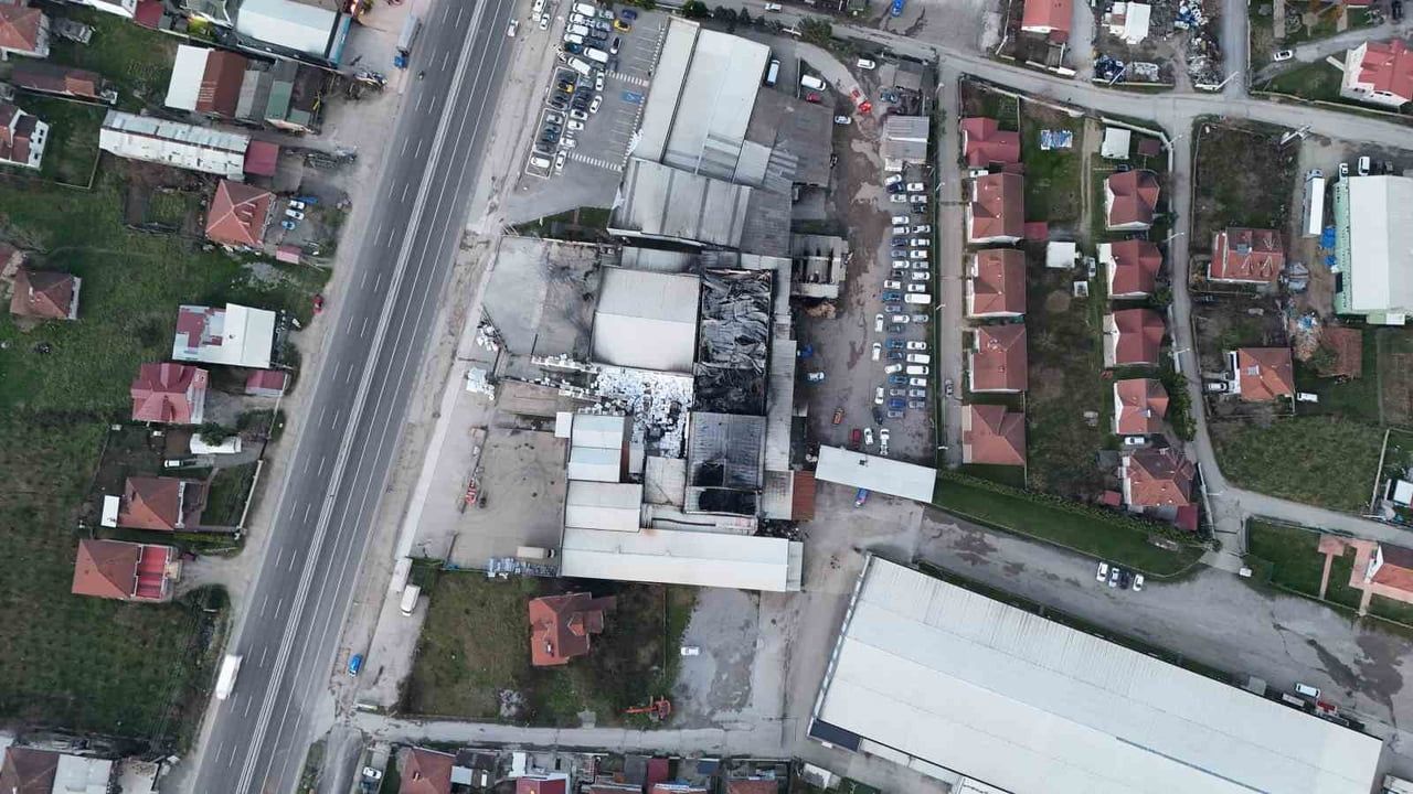 Düzce'de Strafor Fabrikası Yangını: Hasar Drone Görüntüleriyle Ortaya Çıktı