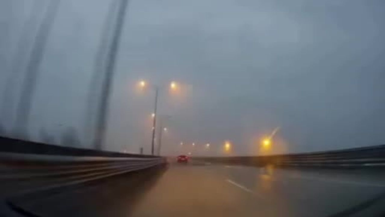 Düzce'de Ters Şeritte Giden Otomobil Kafa Kafaya Çarpıştı — Araç Kamerası Kaydetti