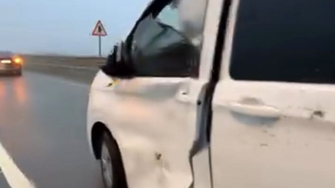 Düzce'de Ters Şeritteki Otomobil Kafa Kafaya Çarpıştı — Araç Kamerası Kaydetti