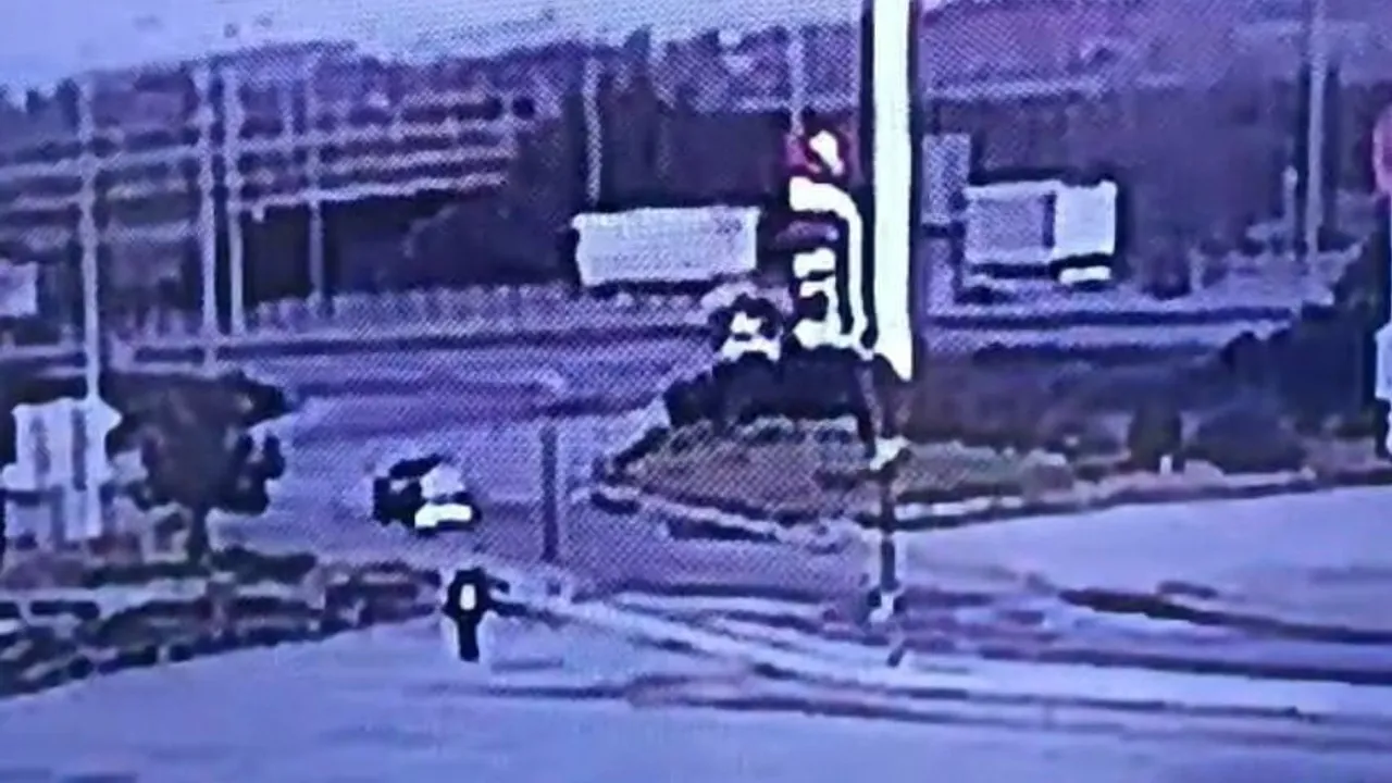 Düzce'de ticari araç bariyerlere saplandı: 2 ölü, kaza kamerada