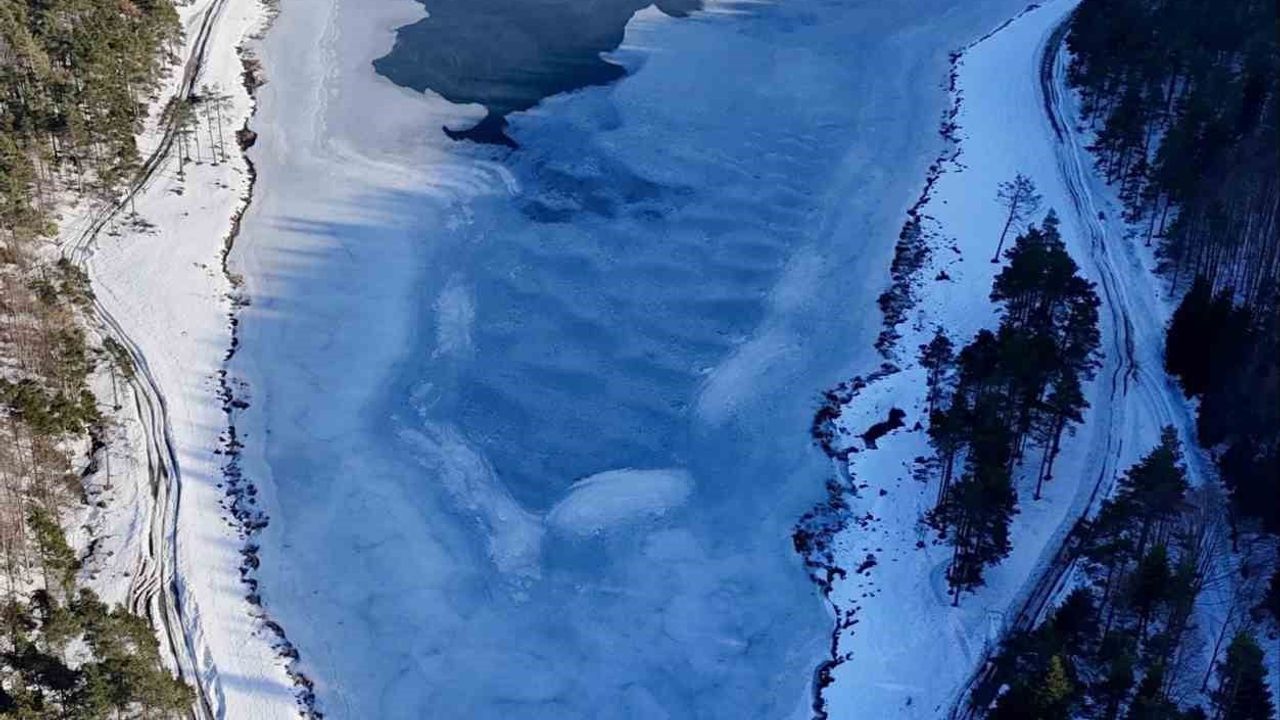 Düzce'de Topuk Yaylası Göleti Dondu: Yüzey Buzla Kaplandı