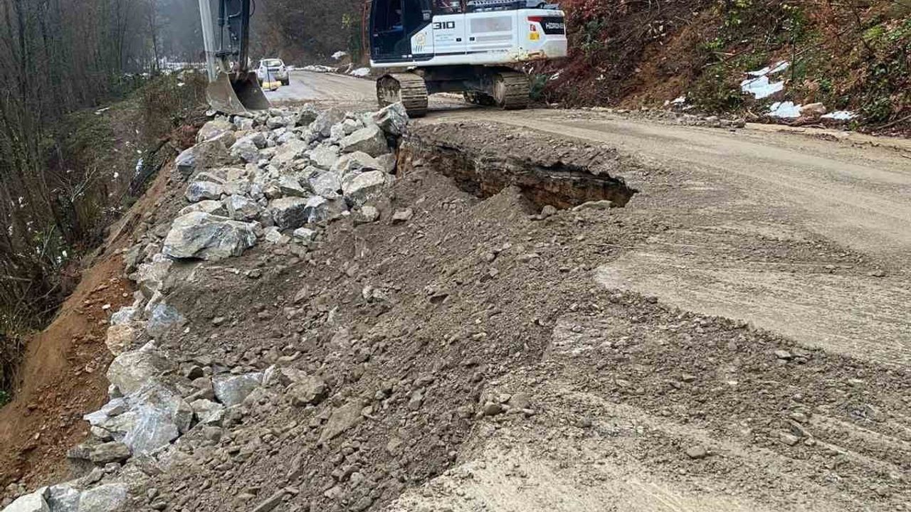 Düzce Fındıklıaksu'da Heyelan Kapanan Yol Erken Onarıldı