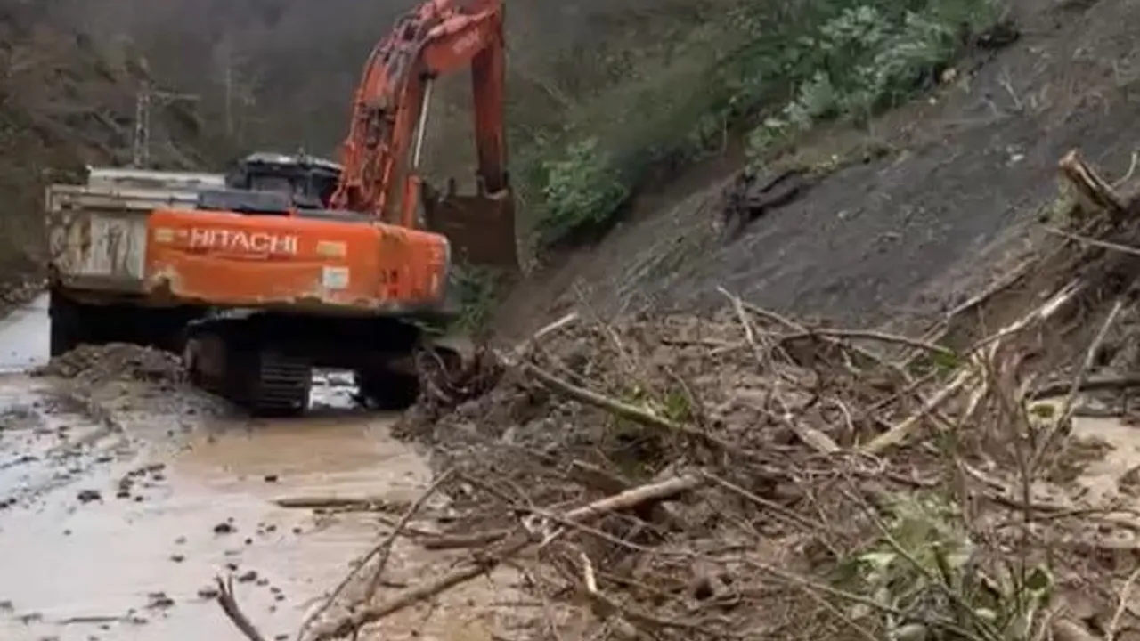 Düzce Fındıklıaksu Köyü'nde 3. Kez Heyelan: Köy Yolu Ulaşıma Kapandı