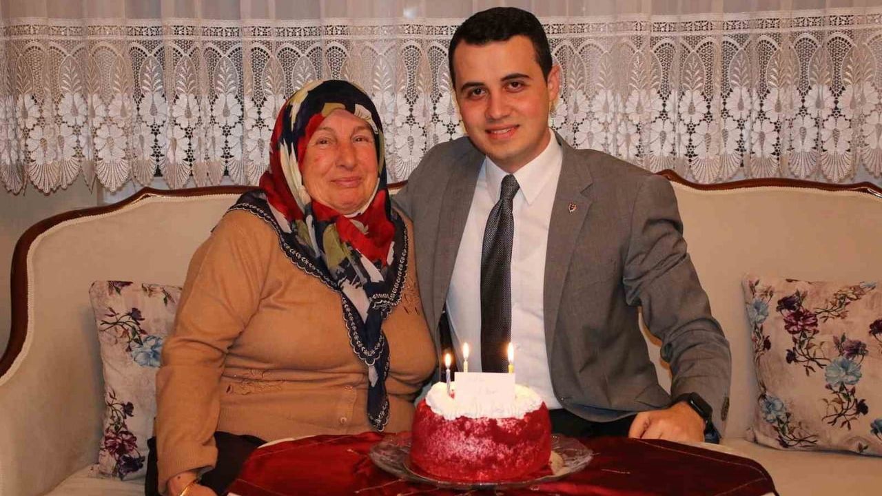 Düzce Kaymakamı Furkan Alpay, Şehit Annesinin 70. Doğum Gününü Kutladı