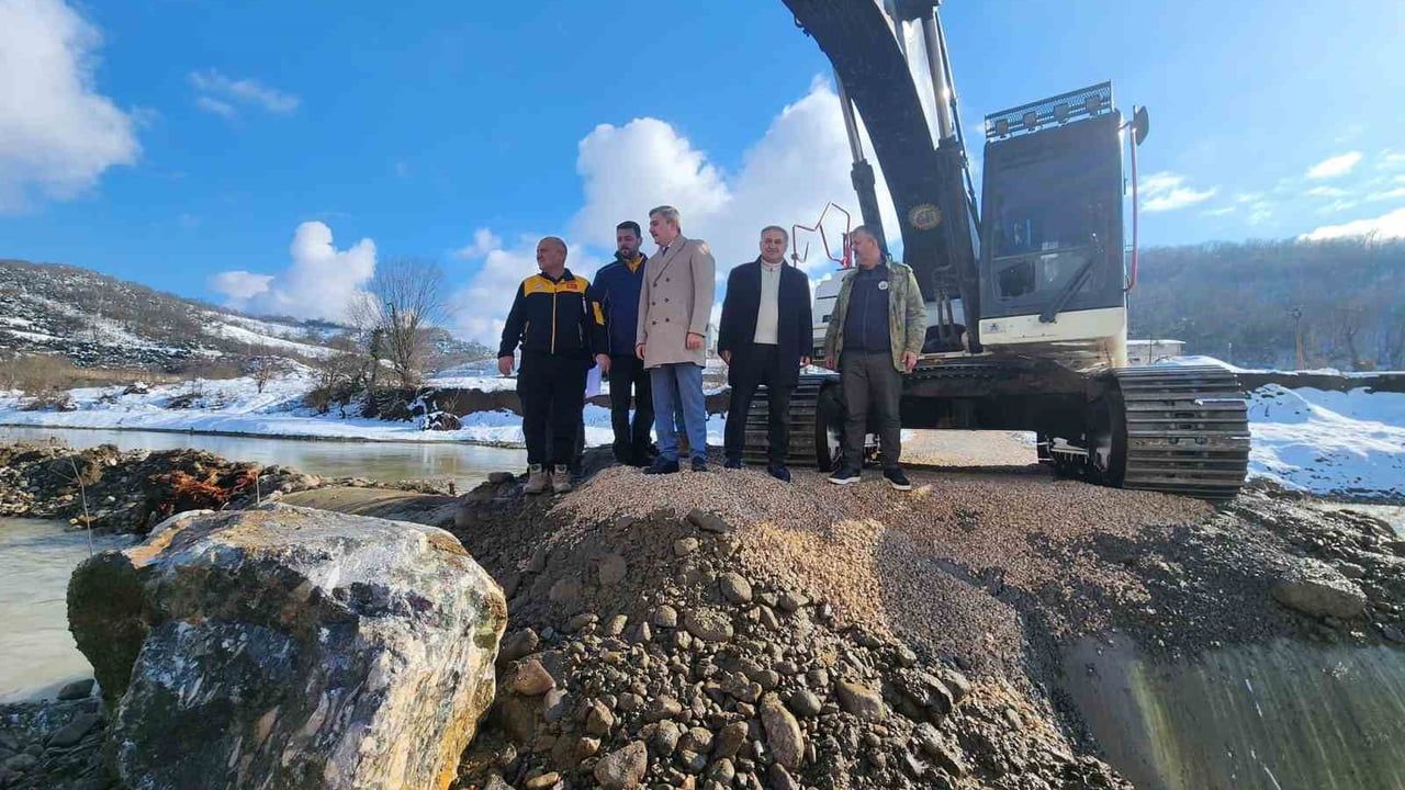 Düzce Nuhlar Köyü'nde Geçici Köprü Çalışmaları İncelendi