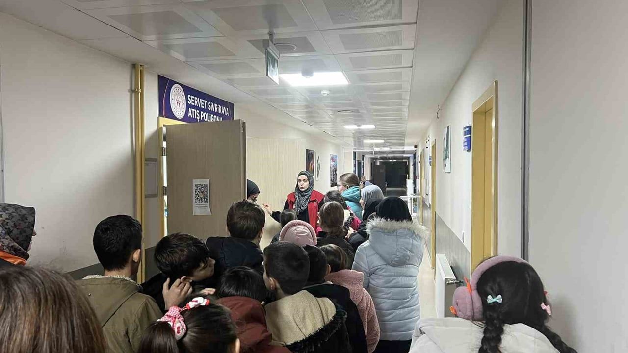 Düzce Teyfik İleri İmam Hatip Ortaokulu Öğrencileri Bahçeşehir Gençlik Merkezi'nde Eğlendi