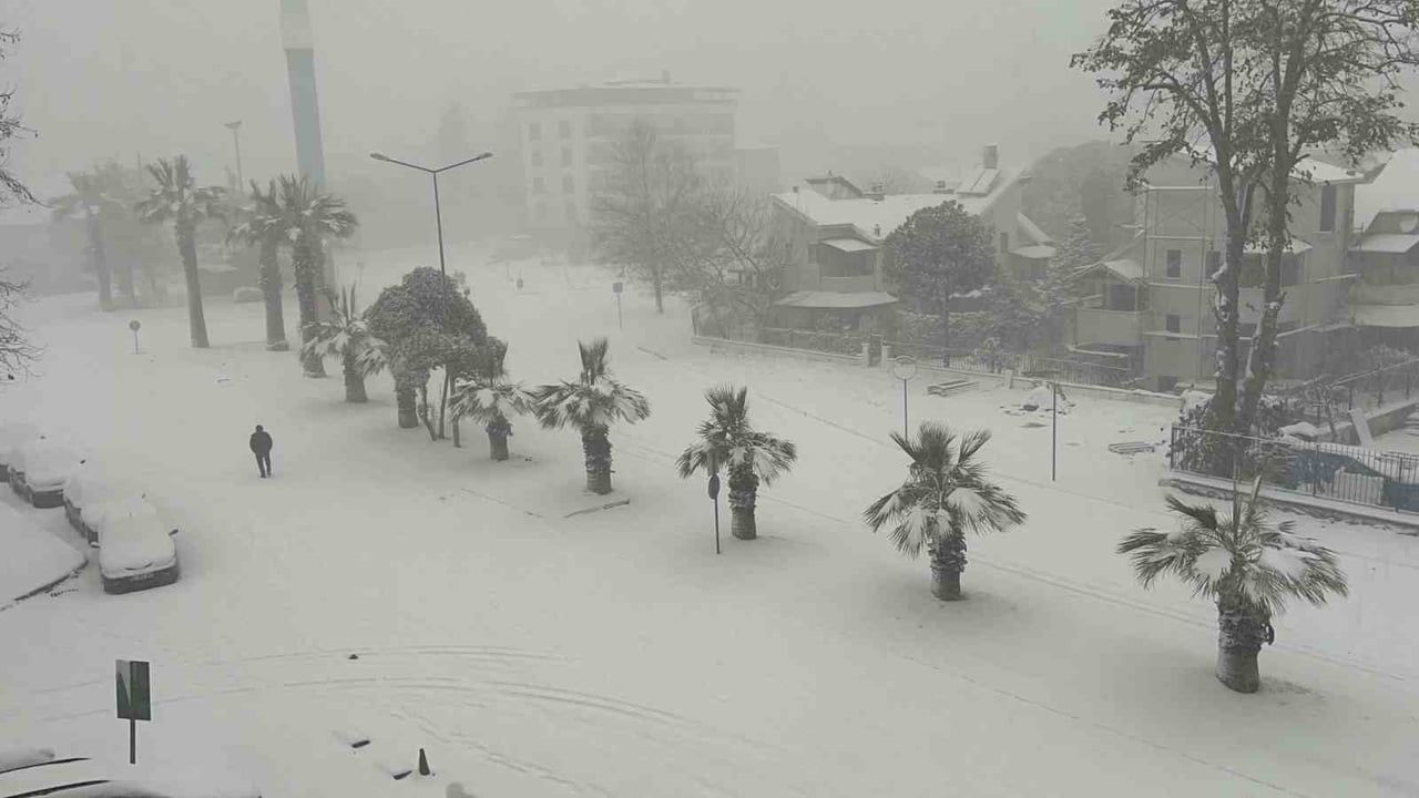 Düzce Yeni Yıla Karla Girdi: Merkezde 10 cm, Yükseklerde Yarım Metre