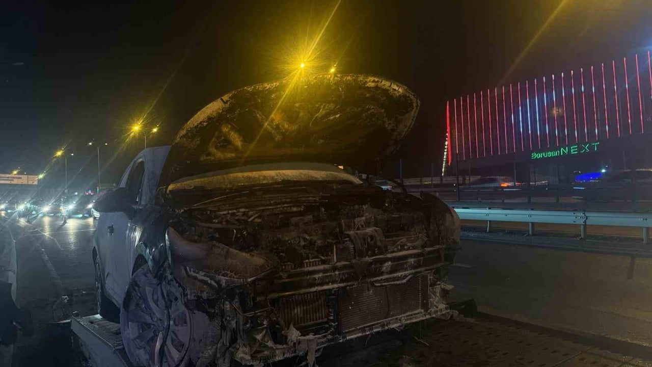 E5 Esenyurt’ta Seyir Halindeki Araç Alev Aldı — 34 FHK 698 Hasar Gördü