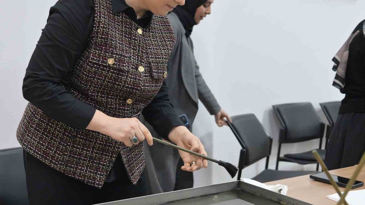 Ebru Ustası Hikmet Barutçugil Esenyurt’te Sanatseverlerle Buluştu