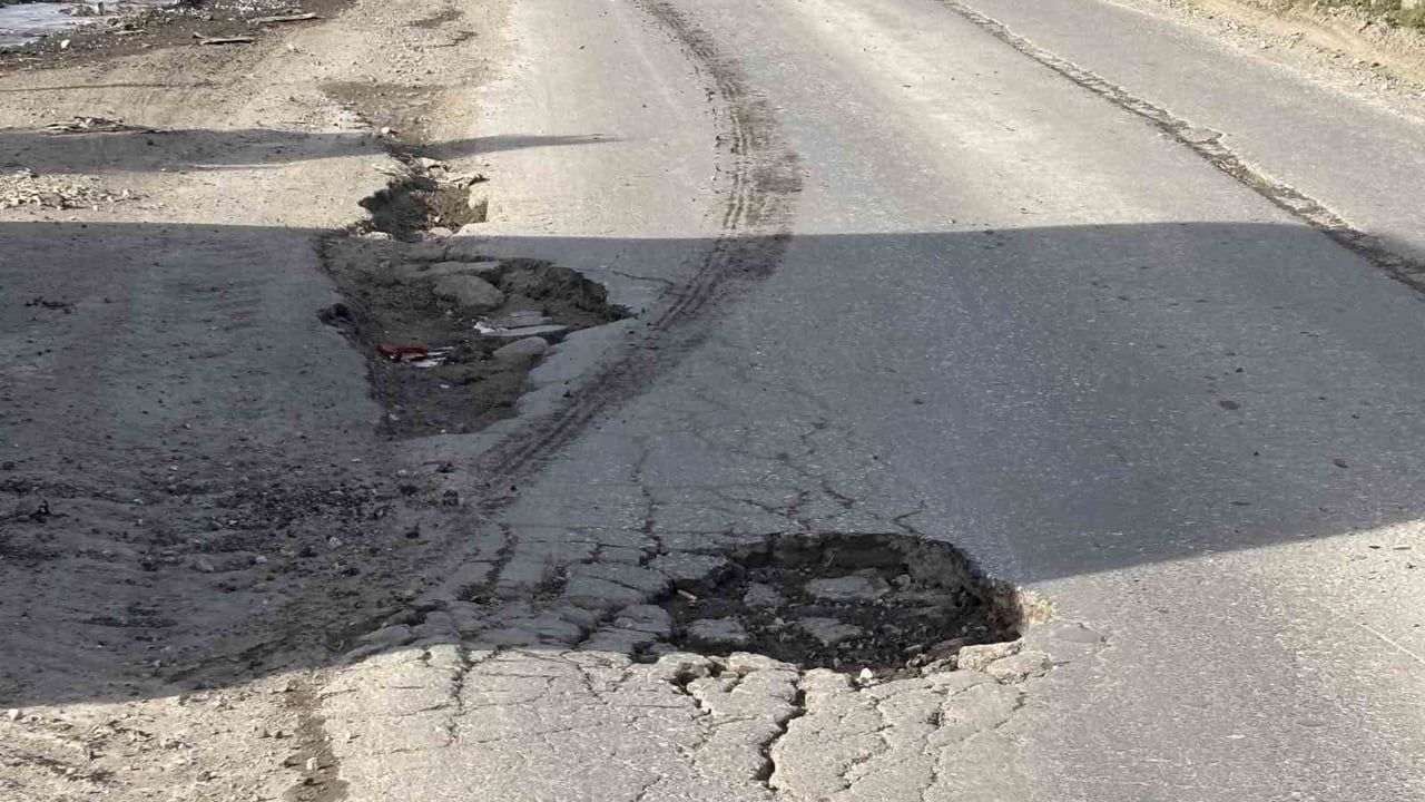 Edirne'de Bozuk Yollar ve Çukurlar Sürücülerin Çilesi