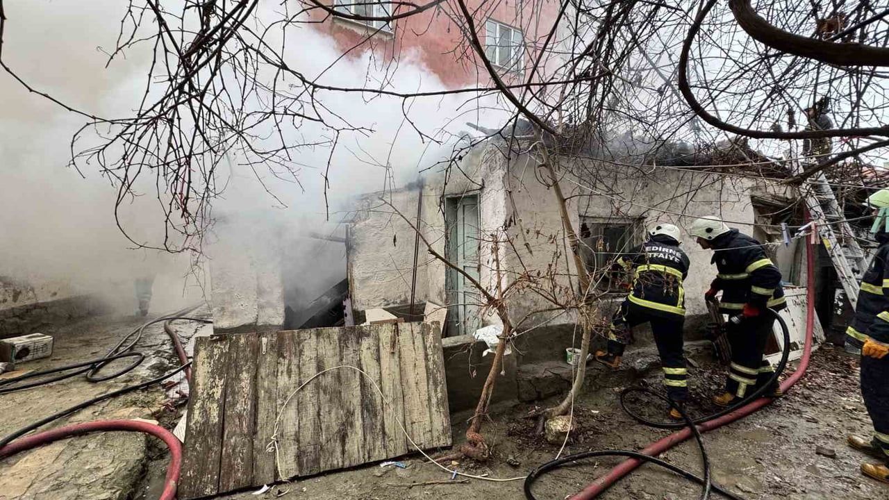 Edirne'de Depo Yangını Büyümeden Söndürüldü