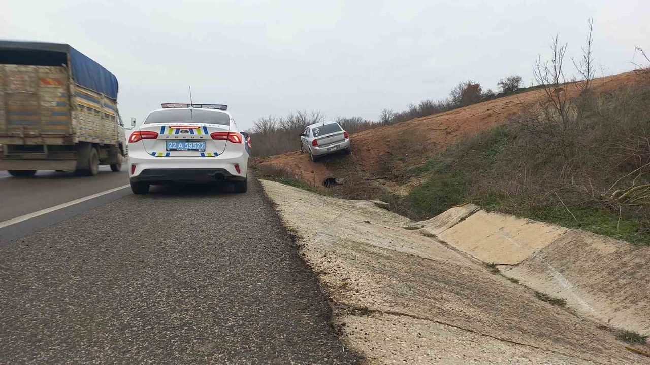 Edirne'de Gizli Buzlanma Kazası: Uzunköprü-Keşan Yolunda Araç Tarlaya Uçtu
