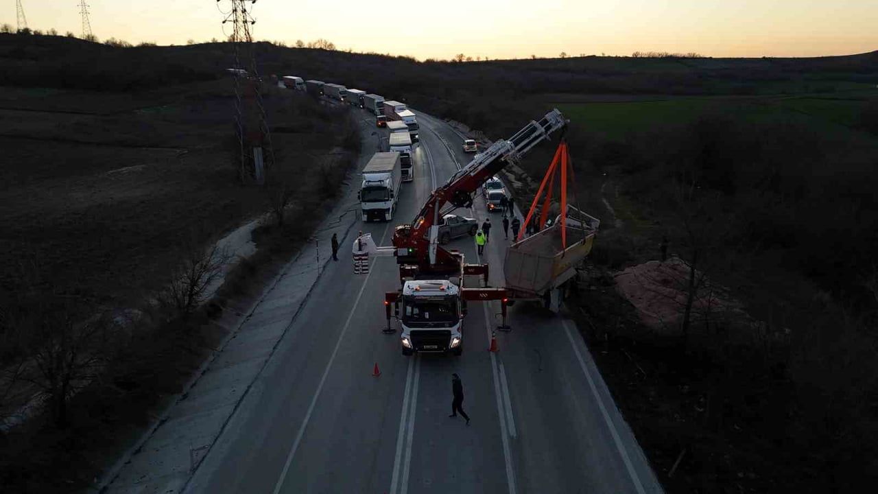 Edirne'de Hafriyat Kamyonu Devrildi: Hamzabeyli Sınır Kapısı'nda Kilometrelerce Kuyruk