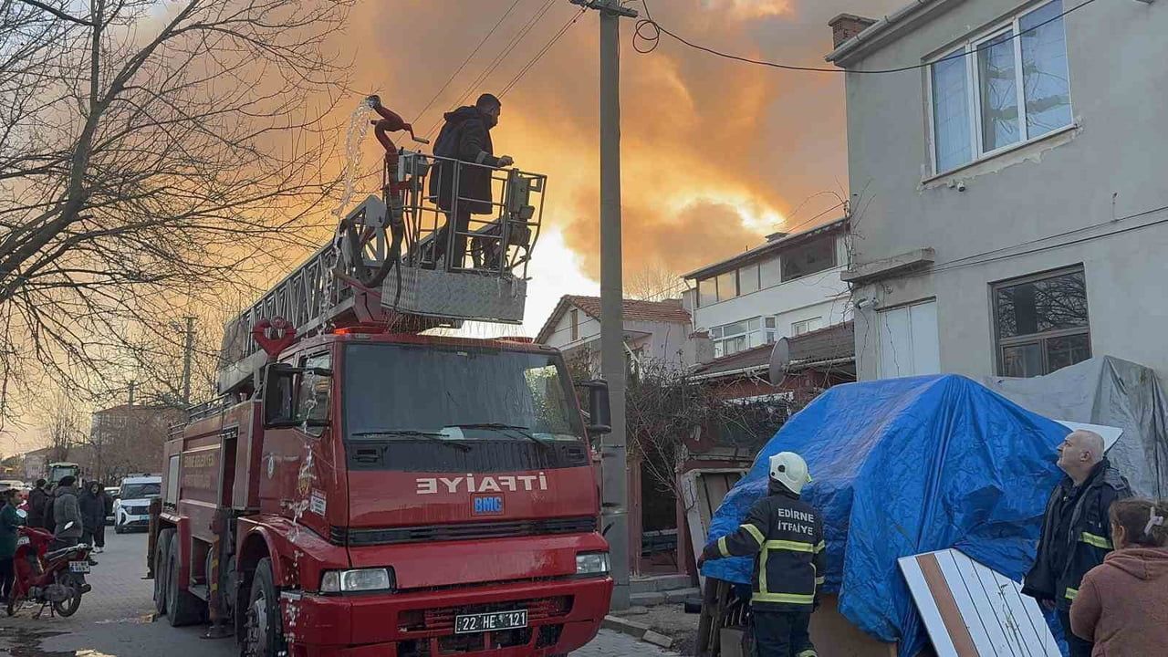 Edirne'de Kömürlük Yangını: Depolar Alevlere Teslim Oldu