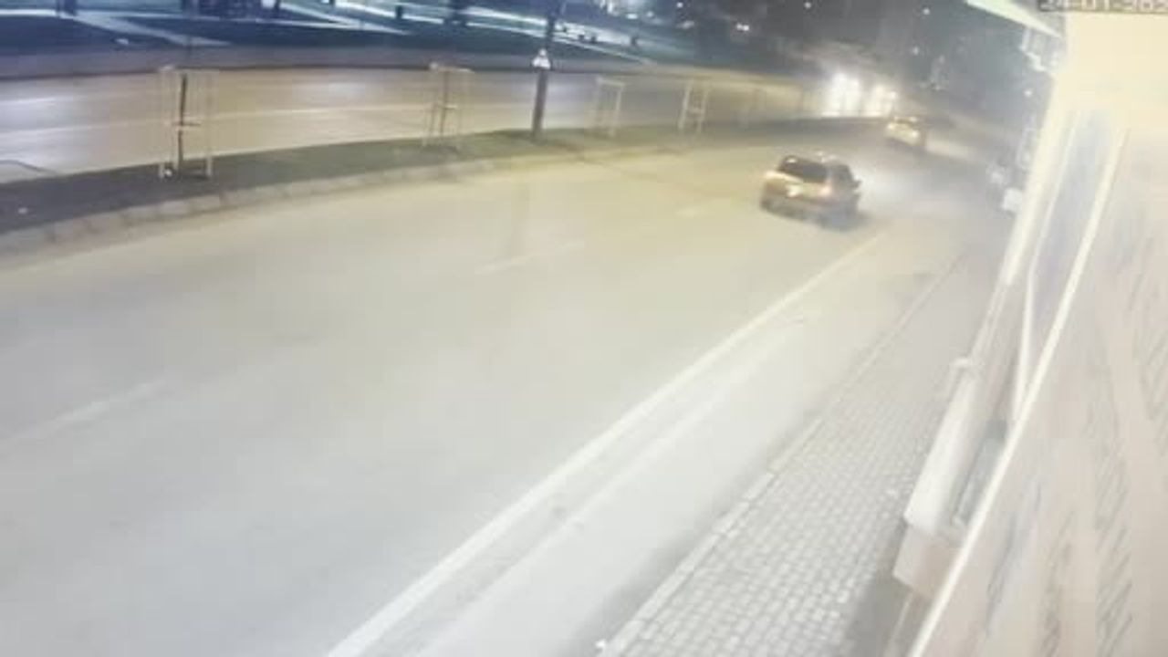 Edirne'de Kontrolden Çıkan Otomobil Refüje Çıktı — Kaza Anı Kamerada