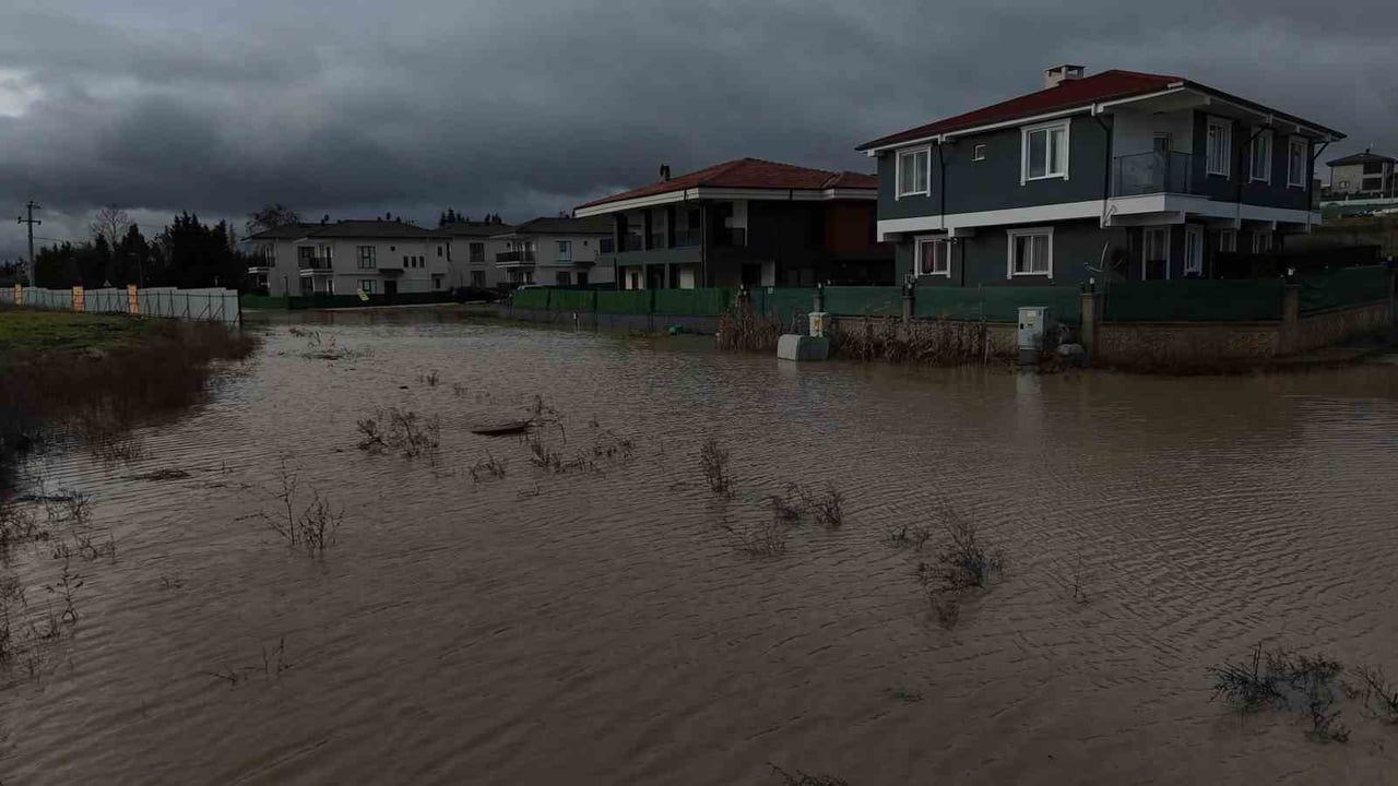 Edirne'de milyonluk villalar sular altında kaldı: Yol göle döndü