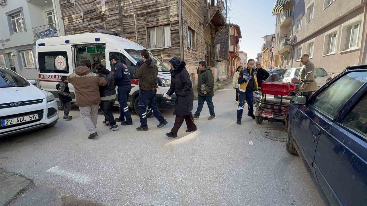 Edirne'de Motosikletle Otomobil Çarpıştı: Sürücü V.S. ve 2 Çocuk Yaralandı
