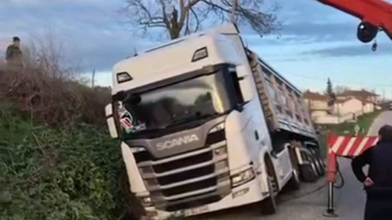 Edirne'de Peş Peşe Kazalar: Hamzabeyli'de Otomobil Tıra Çarptı, Demirhamlı'da Tır Sulama Kanalında Durdu