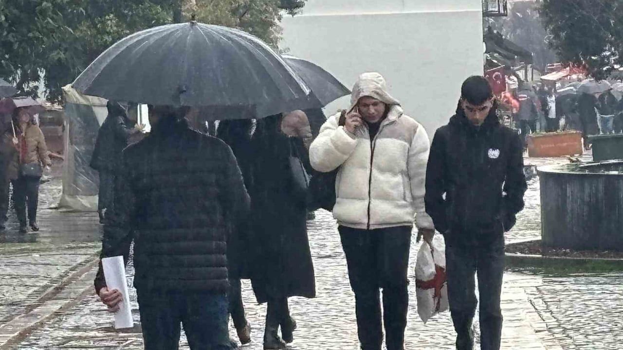 Edirne'de Sağanak Cadde ve Sokakları Göle Döndürdü