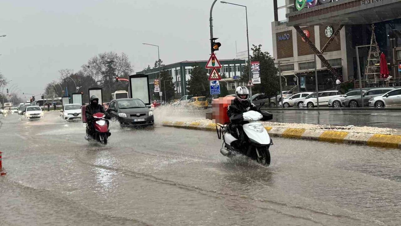 Edirne'de Sağanak: Yollar Göle Döndü, Köprü Altında Mahsur Kalanlar Kurtarıldı