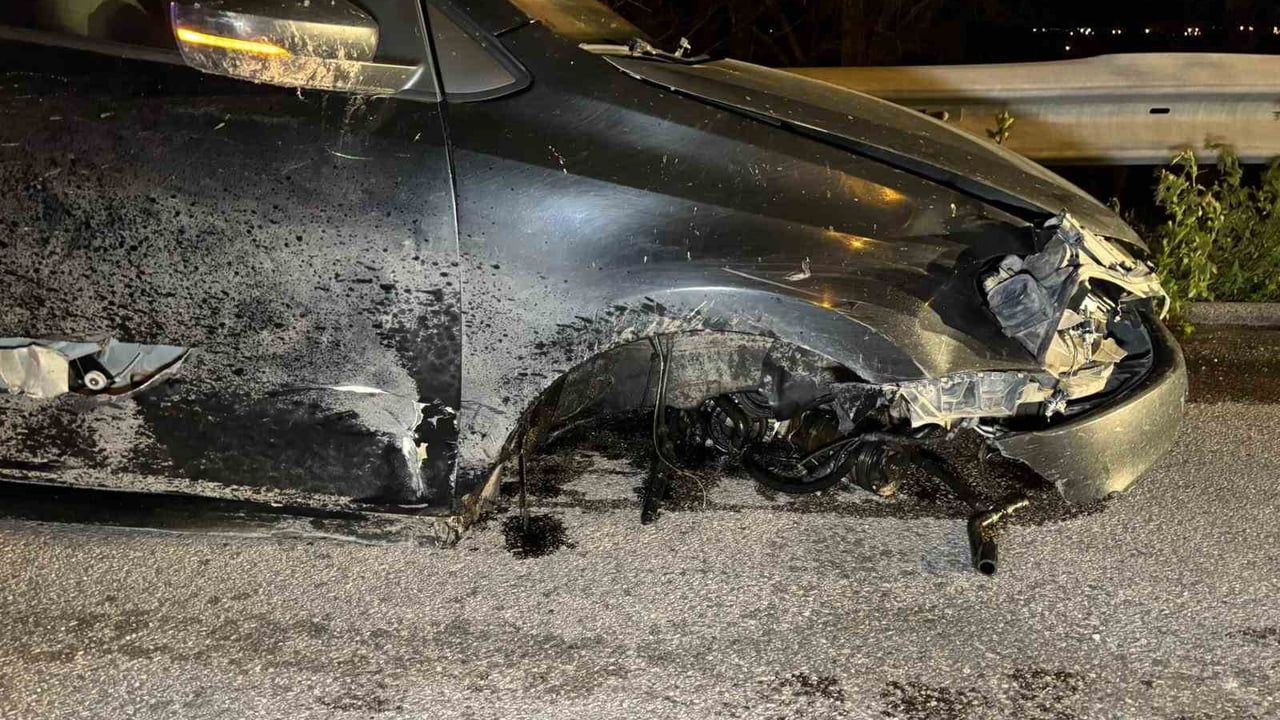 Edirne'de Ters Yöne Giren Alkollü Sürücü Bariyerlere Çarptı: 2 Yaralı