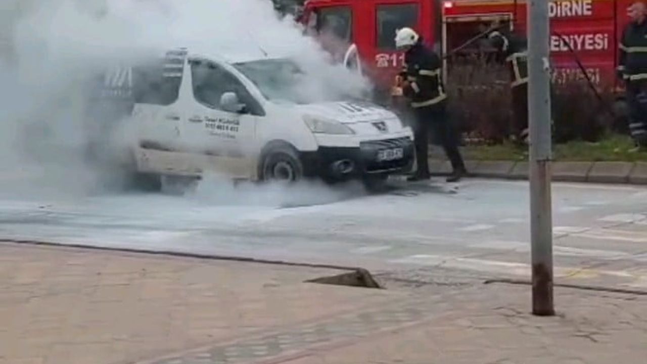 Edirne'de Trakya Birlik Kavşağı'nda Araç Yangını Trafiği Kilitledi