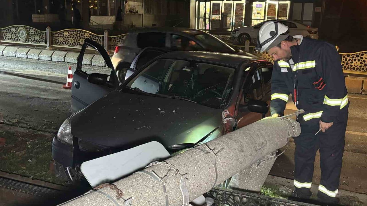 Edirne'de Yoğun Sis Trafik Kazasına Yol Açtı: Otomobil Elektrik Direğine Çarptı