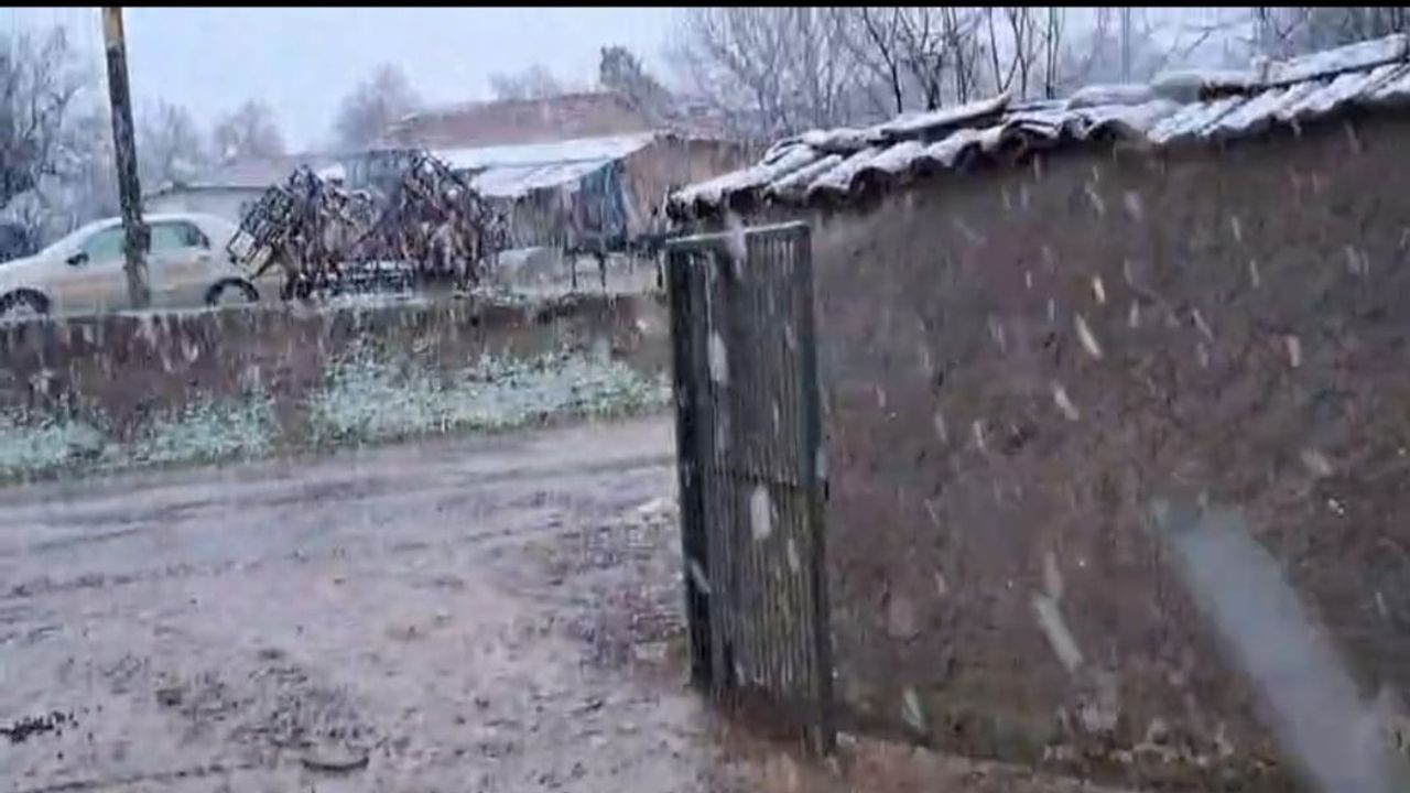 Edirne Hamzabeyli'nde 2026'nın İlk Karı: Köy Beyaza Büründü