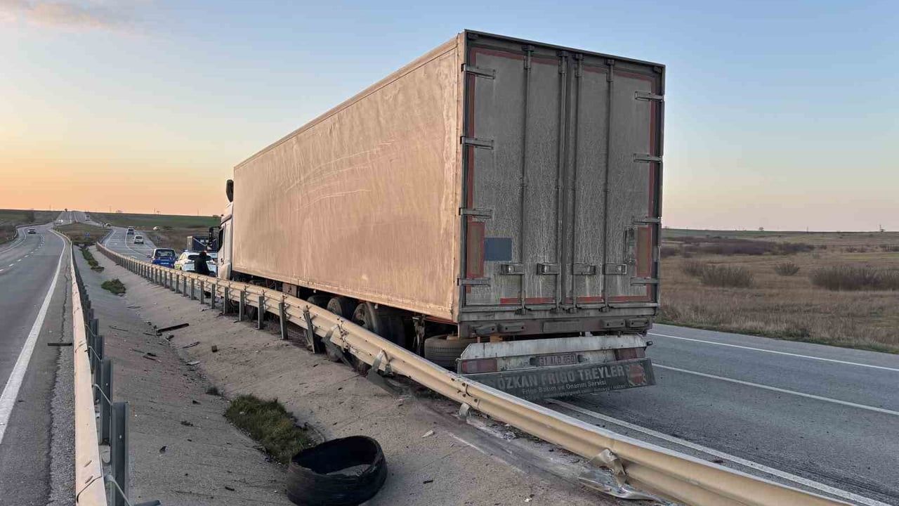 Edirne-Havsa'da 16 Ton Dolmalık Biber Yüklü Tır Bariyerlere Çarptı