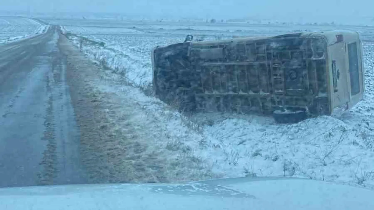 Edirne İpsala'da Minibüs Kazası: Buzlanan Yolda 1 Yaralı