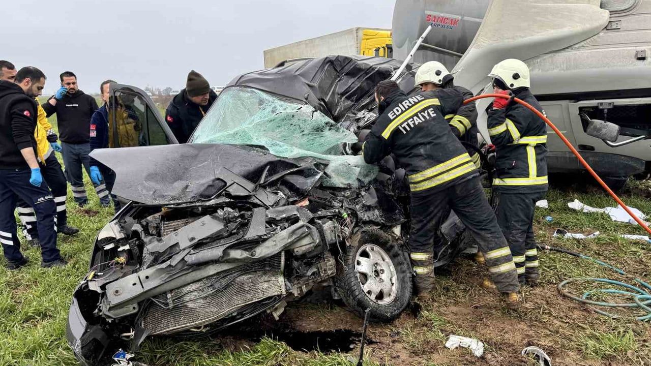 Edirne-Lalapaşa'da Tırın Çarptığı Otomobilin Sürücüsü Yaşamını Yitirdi